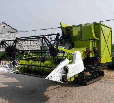 由于小型玉米青儲(chǔ)機(jī)皮帶由摩擦驅(qū)動(dòng)，因此無法防止皮帶和皮帶輪之間的摩擦